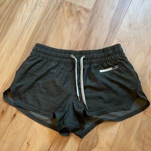 Vuori like-new Clementine Shorts in “Oregano Slub”